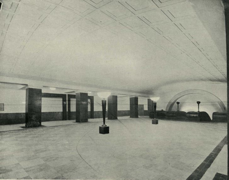 Эскалаторный зал до реконструкции 1944 года. Авторы: художники Боров Н.Г., Замский Г.С.; арх. Ревковский Ю.А.