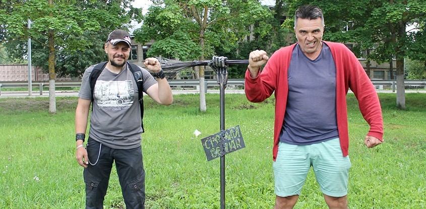 Установка скульптуры Сраный веник