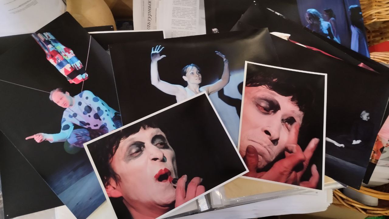 Фотографии актеров во время спектакля ПоМост