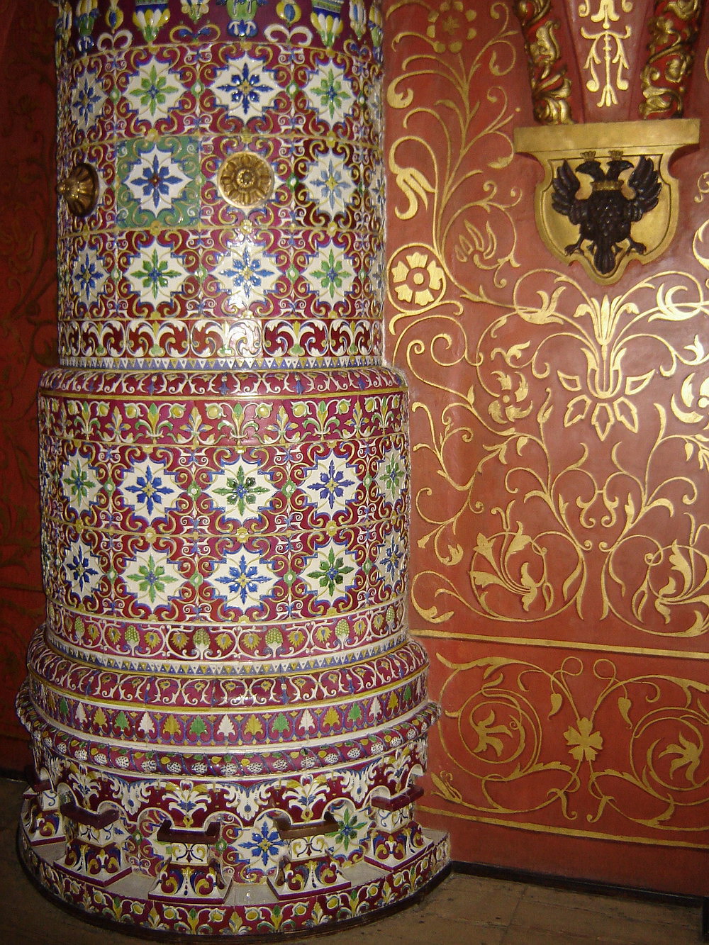 Печь Теремного дворца в Москве, украшенная поливными изразцами