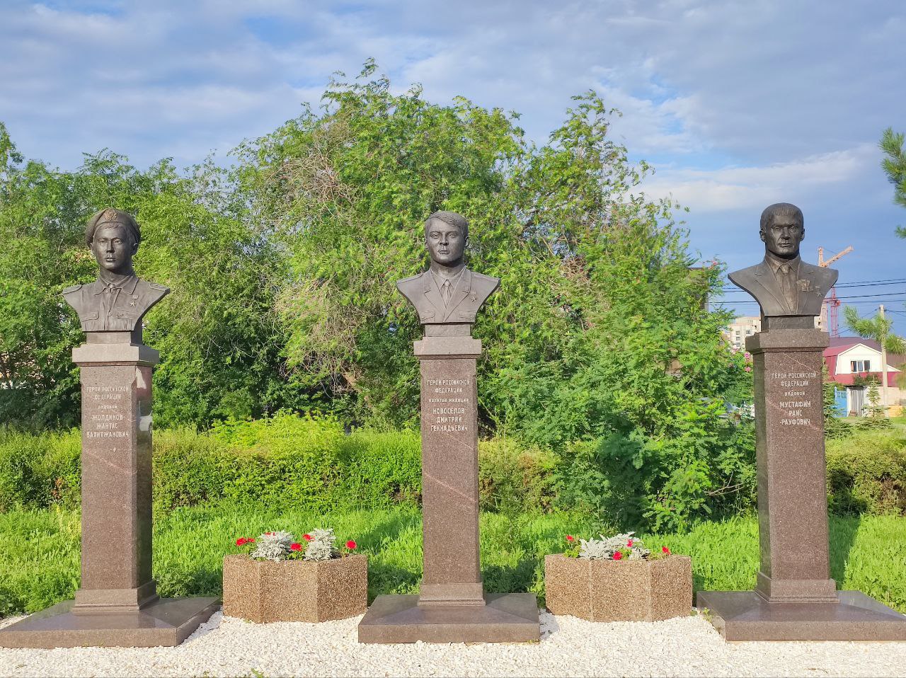 Бюсты Герои, совершивших подвиги на Северном Кавказе в ходе военных спецопераций, открывают Аллею Героев в сквере имени Виктора Павловича Самохина