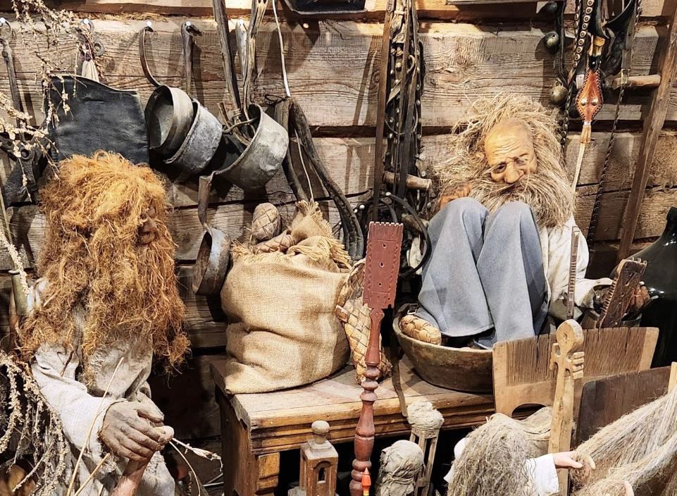 Полевик (слева) и домовой