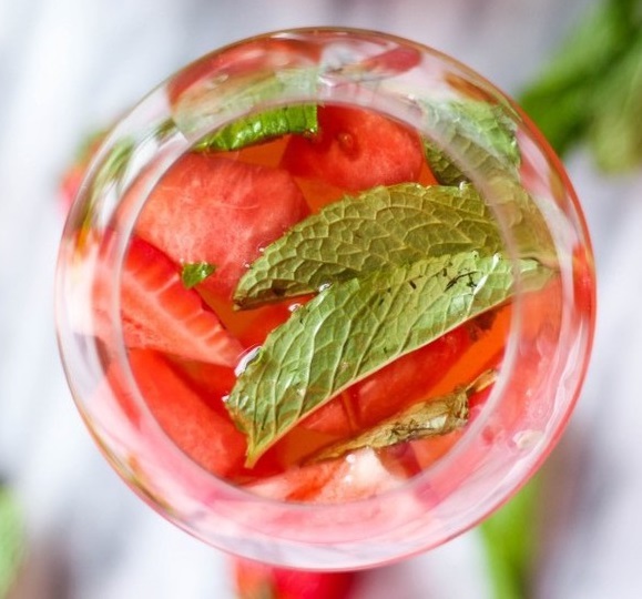 Файл:Сангрия из розового вина (коктейль).jpg