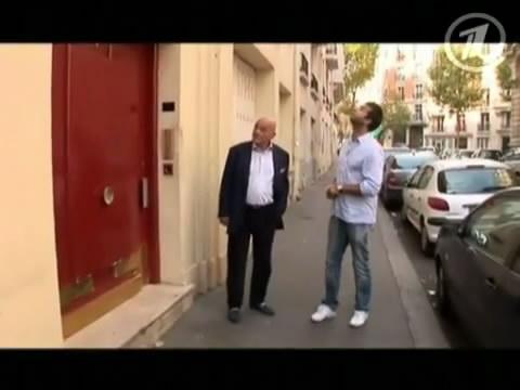 03. Вторая серия. Перед домом, в котором родился Владимир Познер.