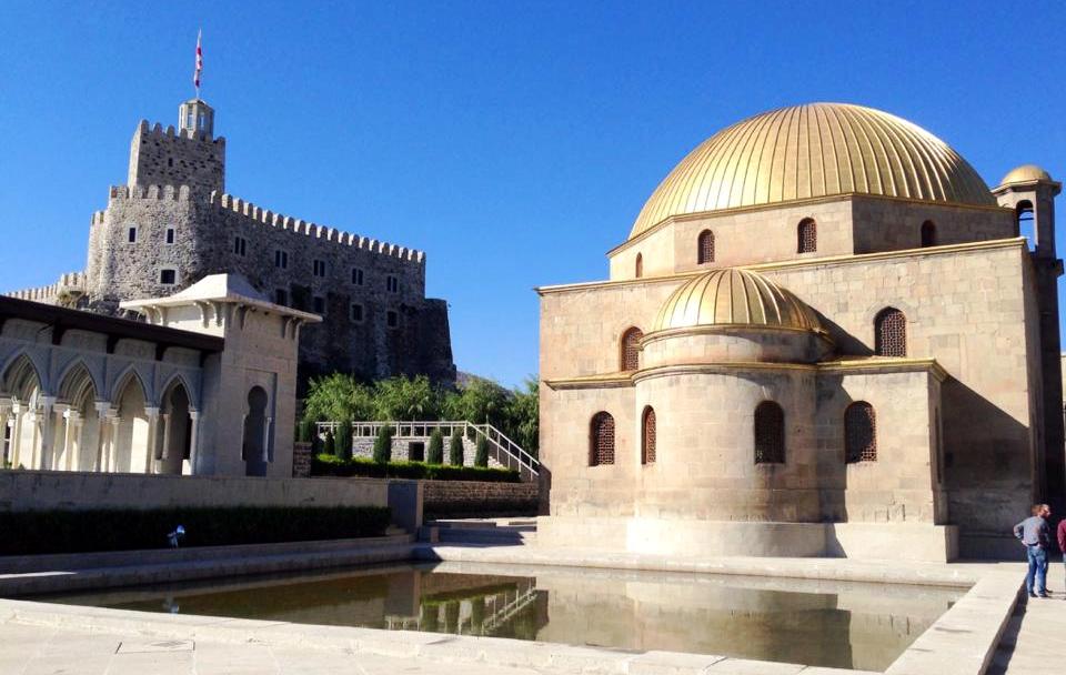 Ahmediyye camisi ve hovuz.jpg