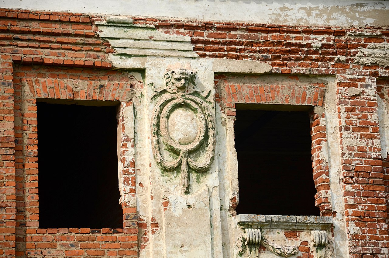 Герб на фасаде