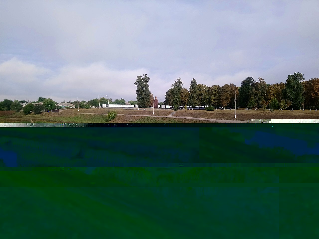 Выкопанный водоём рядом с мемориальным комплексом, вблизи с изначальным истоком Конотопки