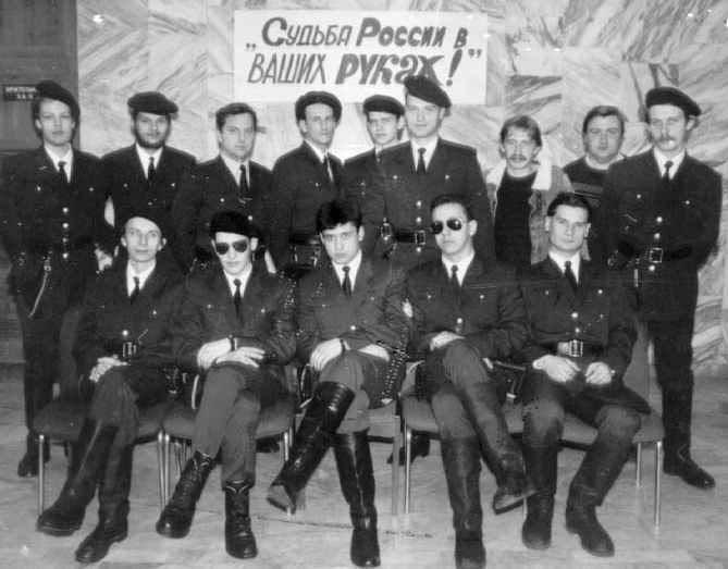 Пчелкин (сидит в центре) среди активистов Молодежной организации ЛДПР