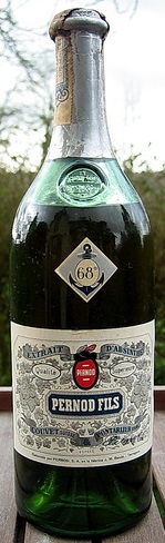 с PERNOD в красном кружке и тиснением PERNOD S.A. на бутылке