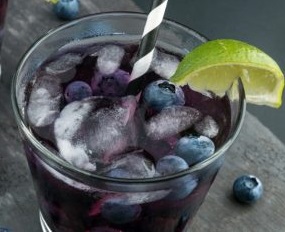 Файл:Черничный мохито с водкой (коктейль).jpg