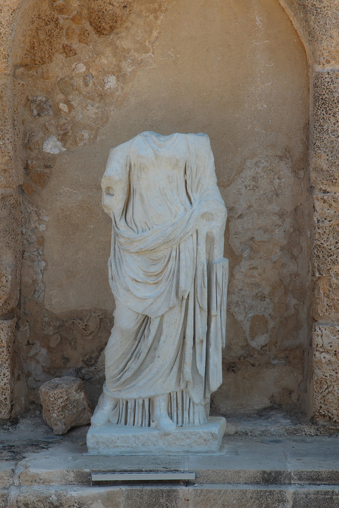 Holy Land 2016 P0242 Caesarea Maritima Nymphaeum 2.jpg