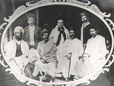 Cурат сессия ИНК декабрь 1907 Ауробиндо сидит посередине.jpeg