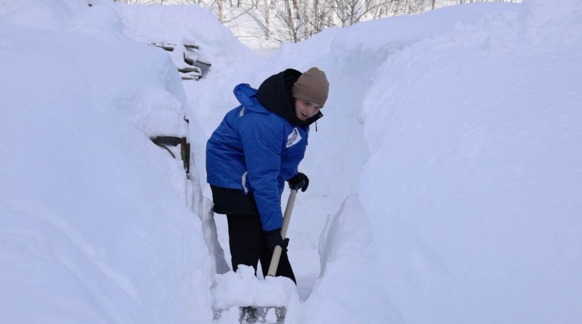 Волонтёры помогают расчищать снег. Петропавловск-Камчатский, улица Тундровая, 34. Январь 2026 года.
