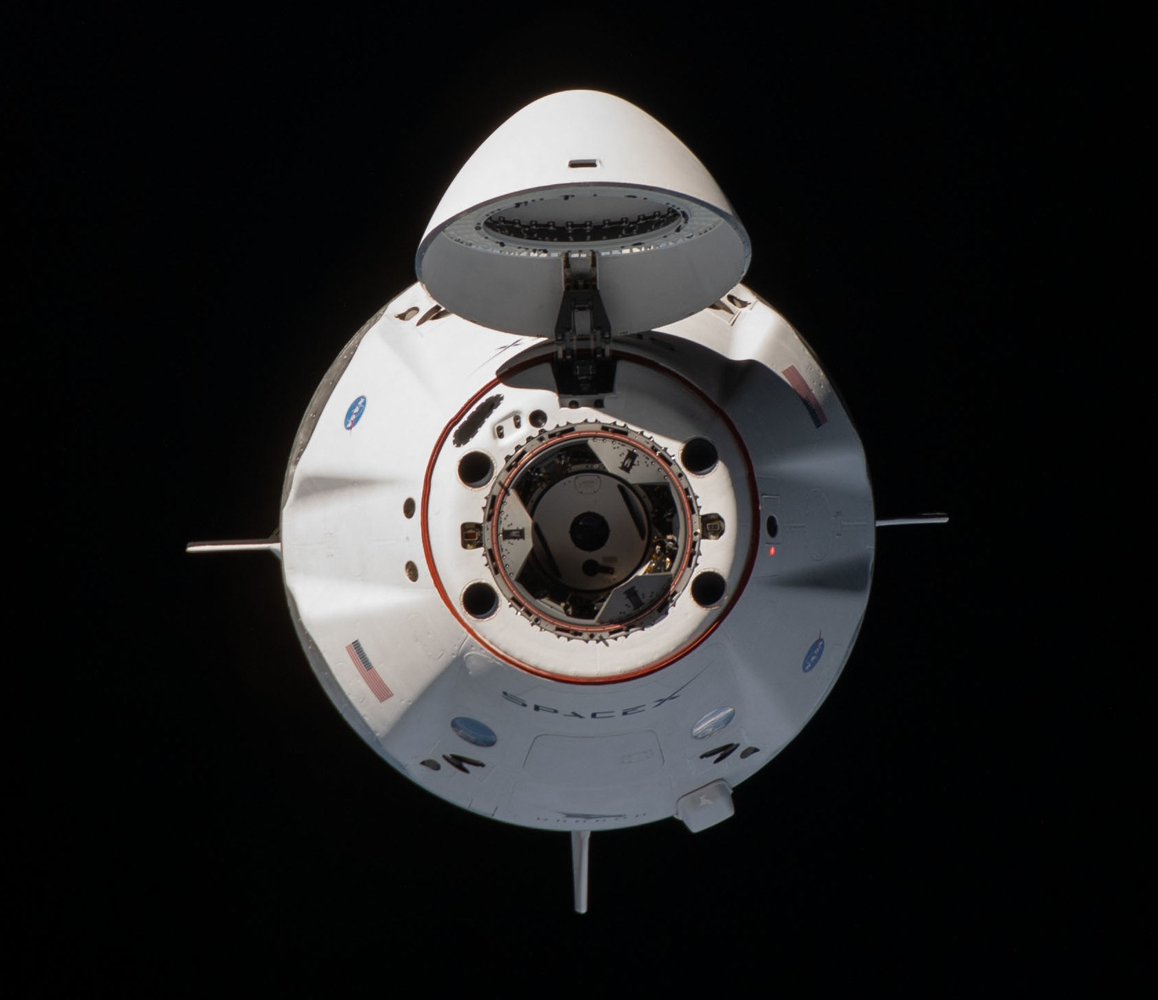 «Резилиенс» причаливает к МКС.