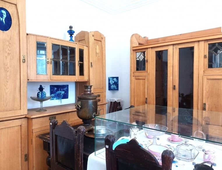 Зал «Модерн XX века» с мебелью А. Д. Крячкова, фрагмент зоны столовой