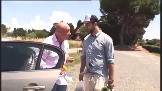 01. Первая серия. Поедание Владимиром Познером только что купленных помидор, лука и болгарского перца.