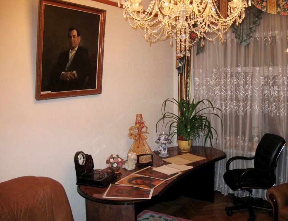 Музей-квартира Г. Ф. Пономаренко. Портрет композитора, хрустальная люстра, часы, личные вещи.