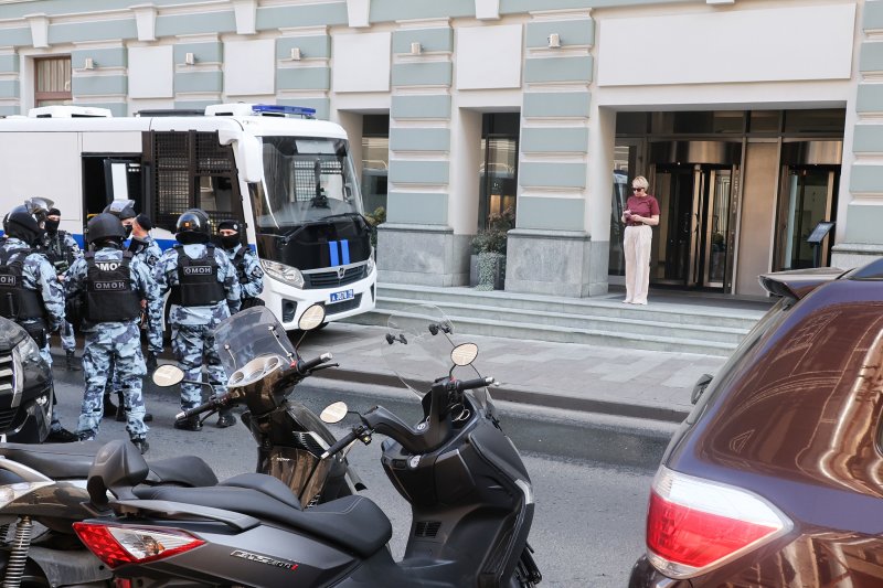 Файл:Полиция у входа в бизнес-центр Романов двор.jpg