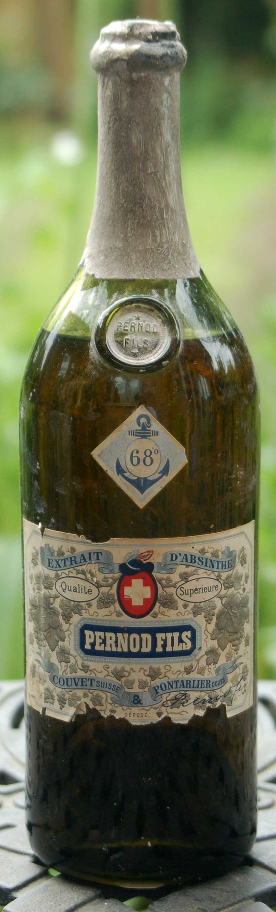 с крестом в красном кружке, теснение на бутылке - Pernod Fils