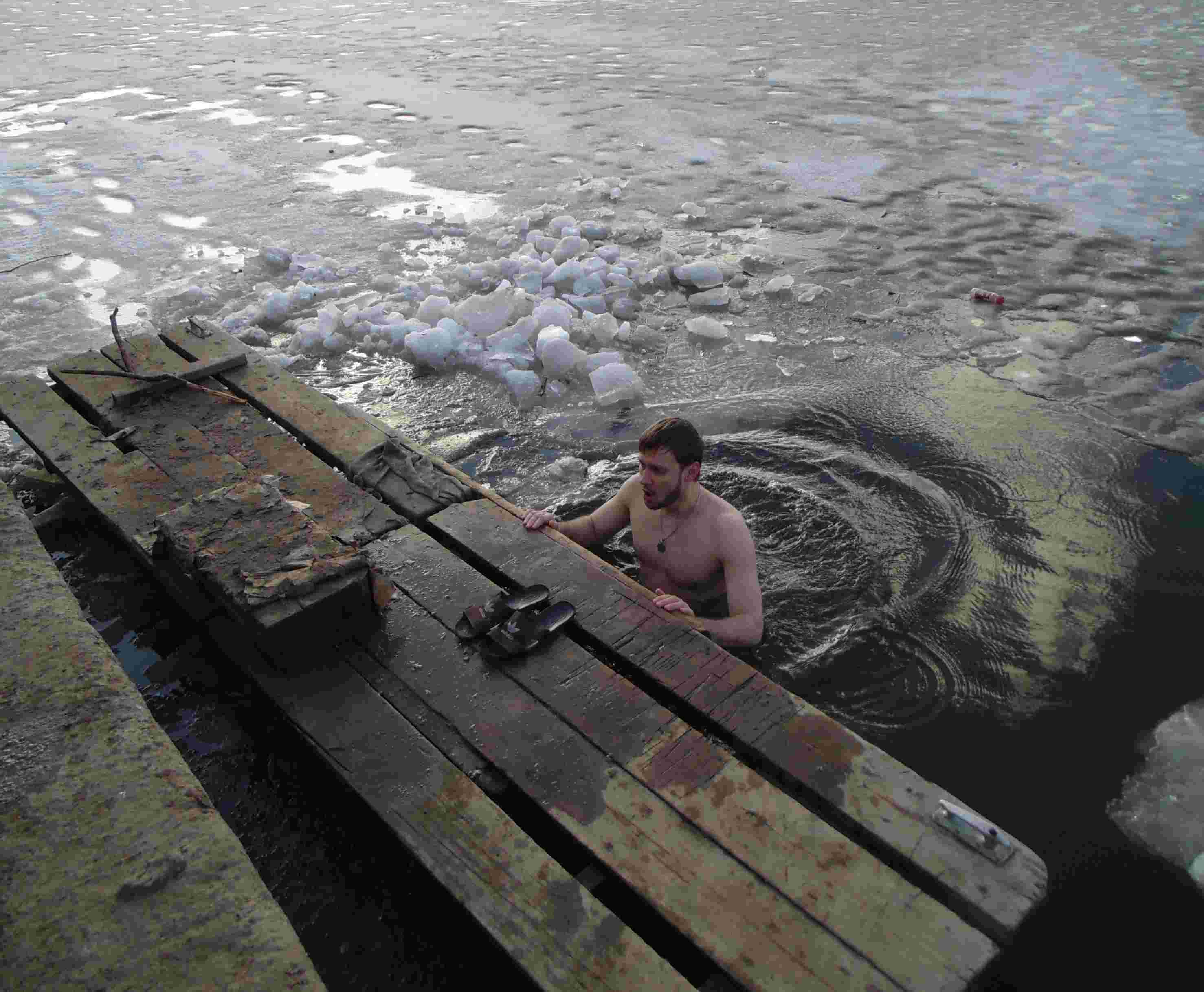 Погружение в прорубь на Громницу (Астрахань)