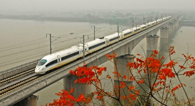 Скоростной поезд едет через реку