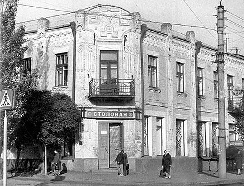 Столовая на ул. Ленина, 1. Сейчас — отделение «ПриватБанка»