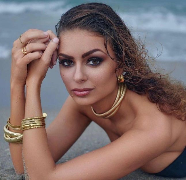 Элизабет Пипко на пляже.jpg