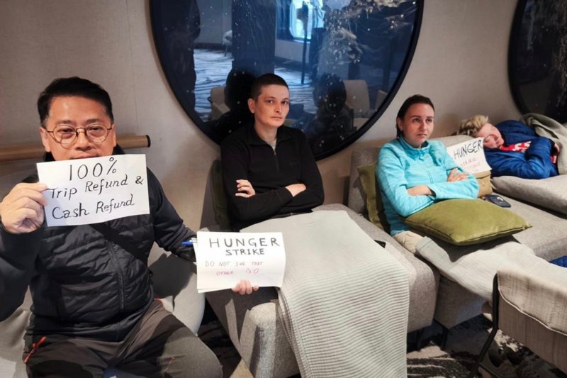 Файл:Голодающие на судне SH diana.jpg