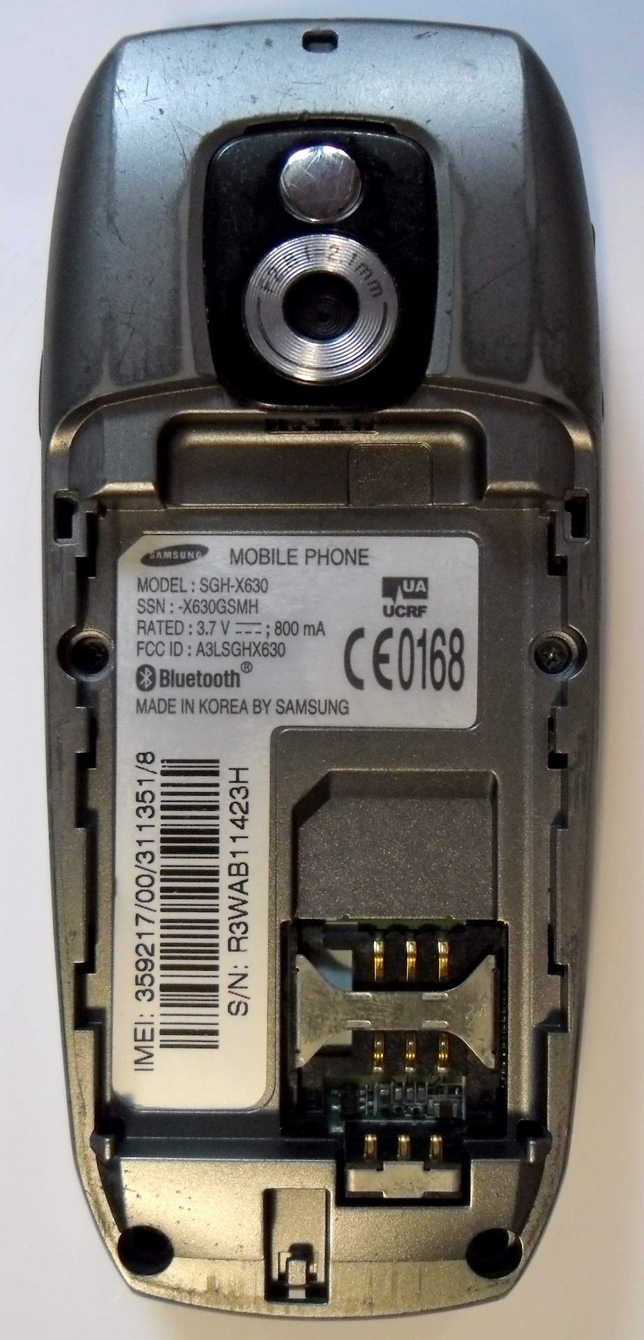 Со снятой крышкой. Виден отсек для аккумулятора и SIM-карты.