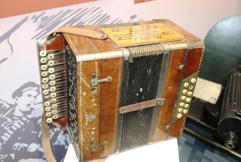 Экспозиция «Великая Отечественная война», фронтовая гармонь.
