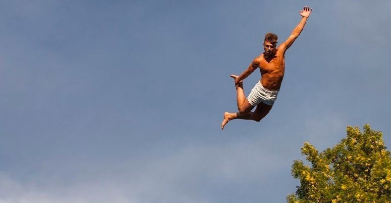 Смертельные прыжки в воду вид с низу.jpg