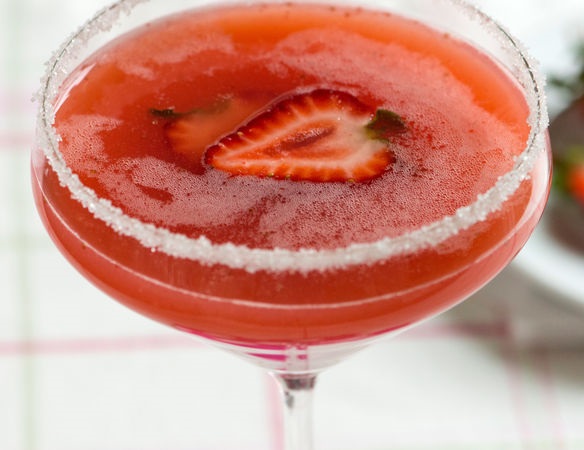 Файл:Клубничный Космополитен (коктейль).jpg