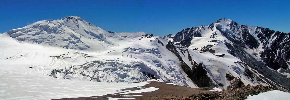 Справа налево: Мнаиси, Майлихох (самая высокая и снежная), 50-летия СССР, пик Спартак