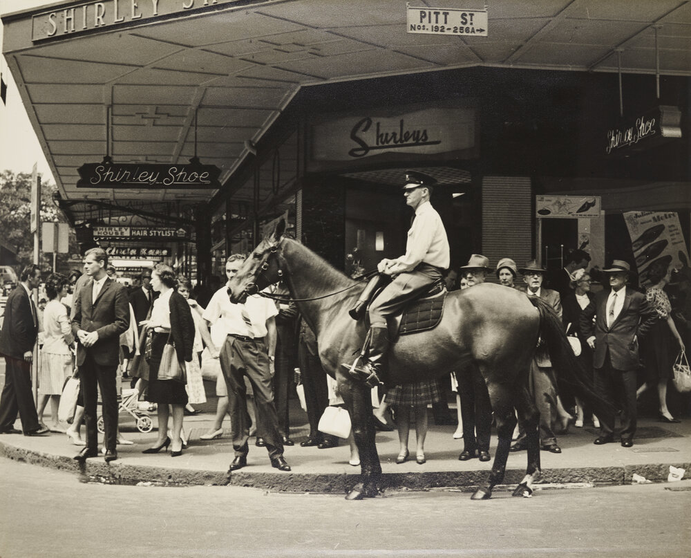 Конный полицейский на Питт-стрит в Сиднее. Фото сделано между 1960 и 1969 годами