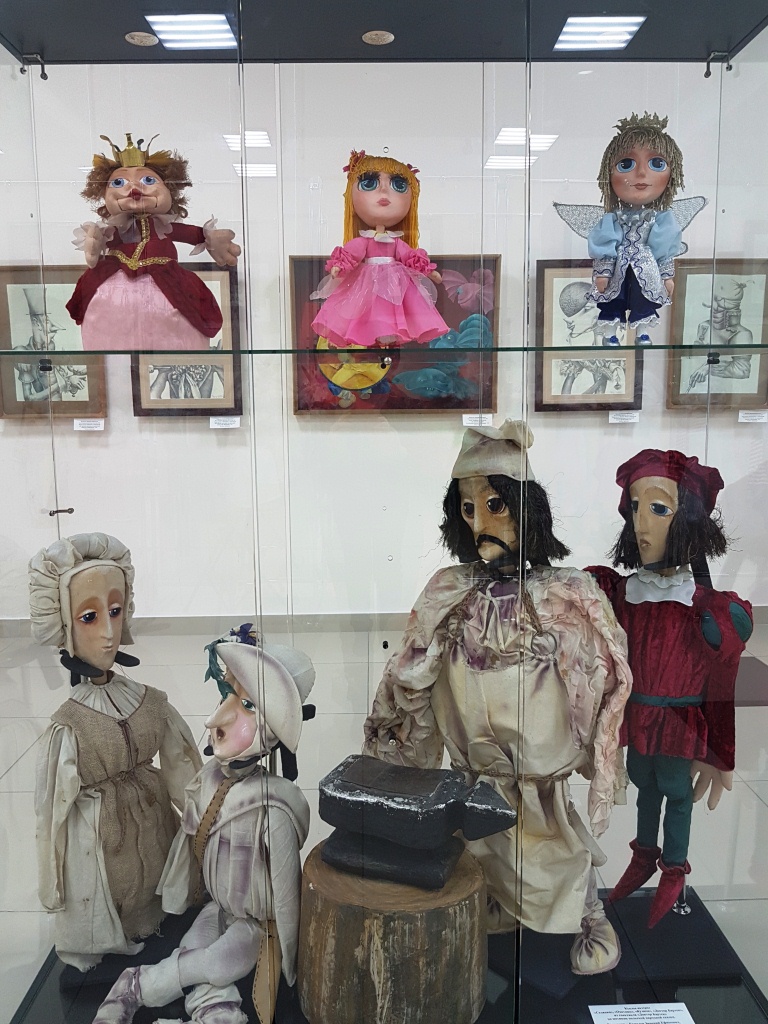 Куклы Селянка, Охотник, Кузнец, Доктор Бартек. По мотивам польской народной сказки «Доктор Бартек». Художник Зиновий Кужелев