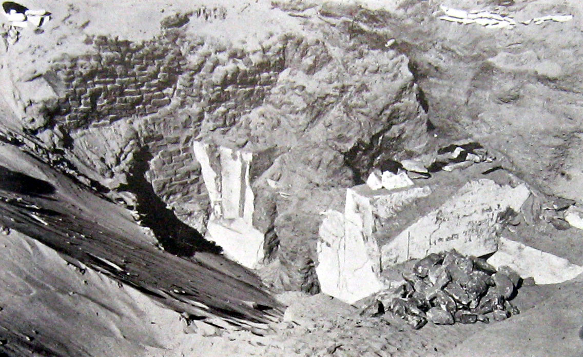 Наружные известняковые блоки и глинобитные кирпичи пирамиды