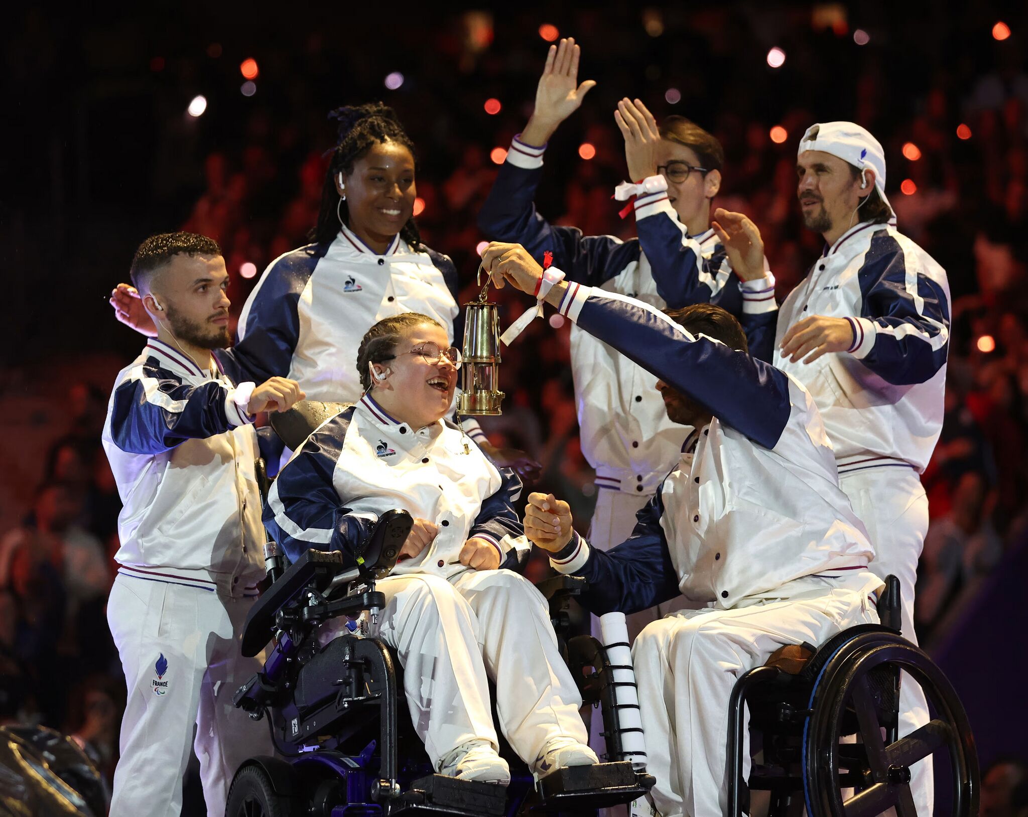 Орели Обер задувает лампадку с паралимпийским огнём