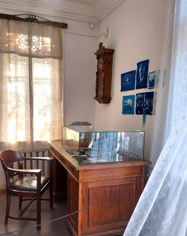 Зал «Модерн XX века» с мебелью А. Д. Крячкова, фрагмент зоны кабинета